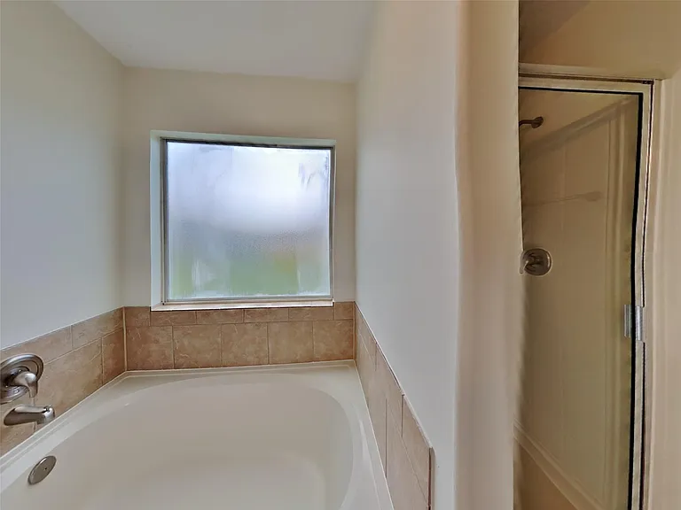 3906 Hawthorne Glen Ct — Photo 9