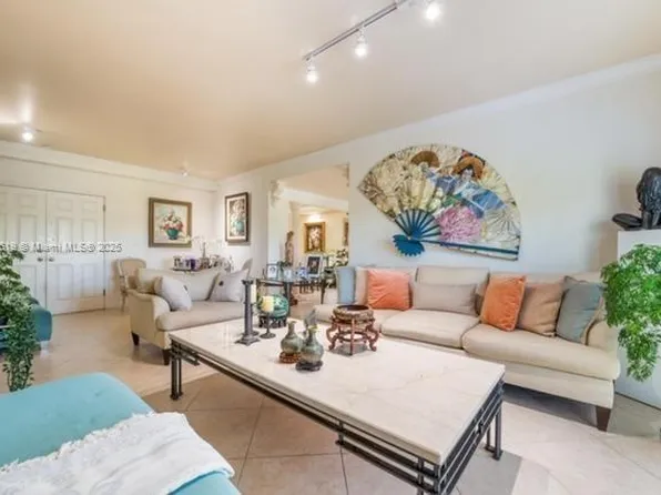 1400 Salzedo St APT 305, Coral Gables, FL 33134