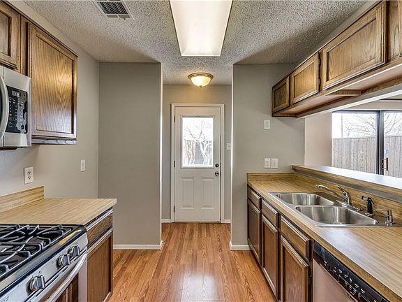 4th image of 2806 Geneva Dr