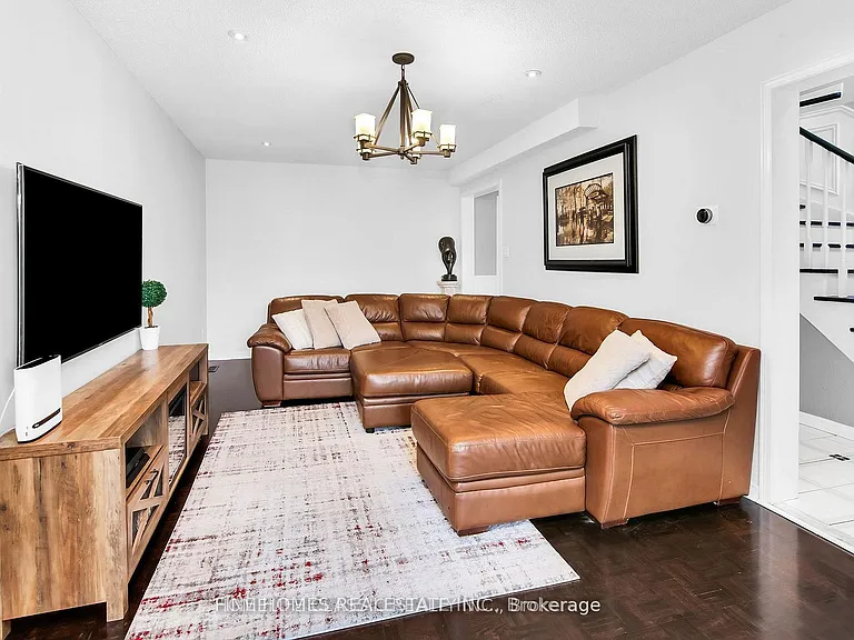 72 Gayla St — Photo 6