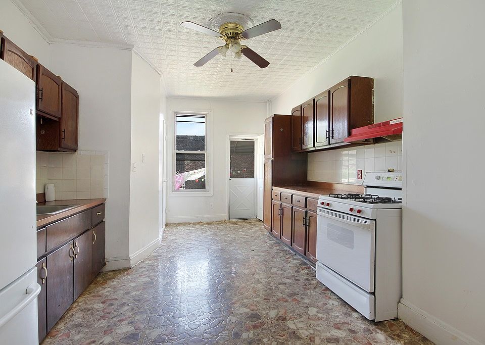 2nd image of 235 Richmond St APT 1R
