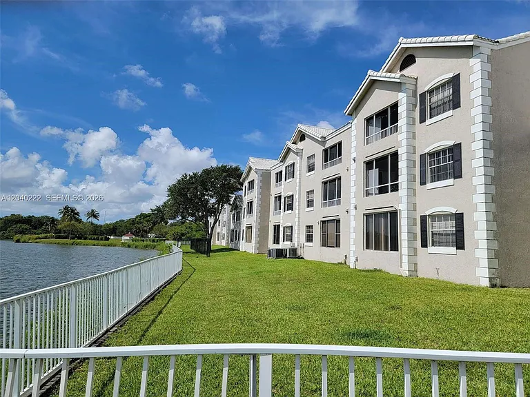 2811 N Oakland Forest Dr #105 — Photo 23