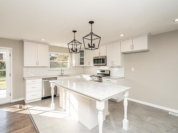 5th image of 810 Bitterfield Dr