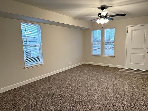 3rd image of 405 SE Rose Garden Ln