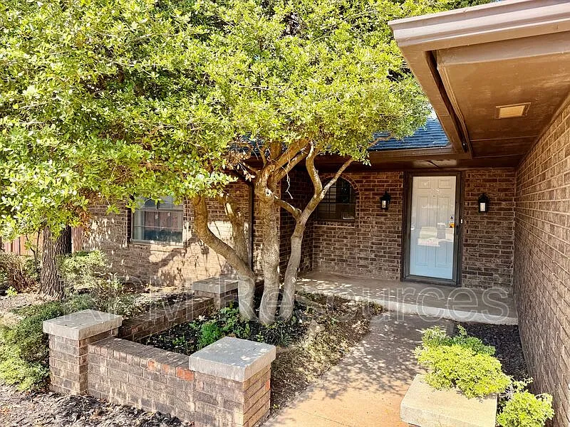 3 bed, 2.0 bath, 1359 sqft, $1,595 — Photo 2