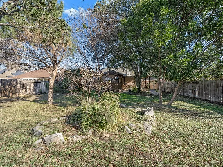 8218 Parkland Hills Dr — Photo 34