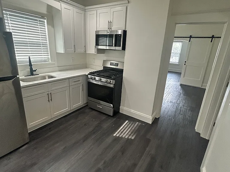 100 Winslow Pl — Photo 5