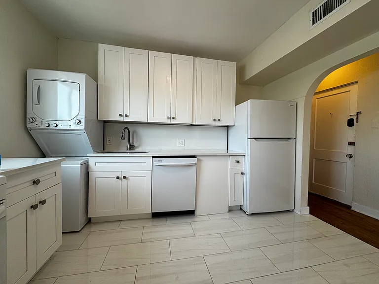 434 NE 7th Ave #4 — Photo 17