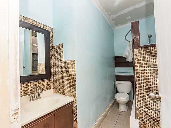 4th image of 730 W Cornelia Ave #201