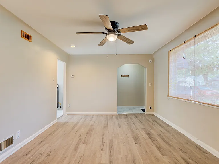 2411 Harris St — Photo 6