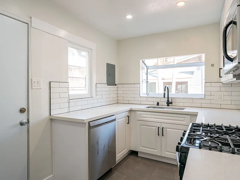 706 Marine St — Photo 10