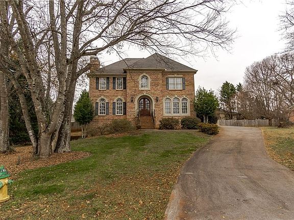 3rd image of 1 Oxford Dr