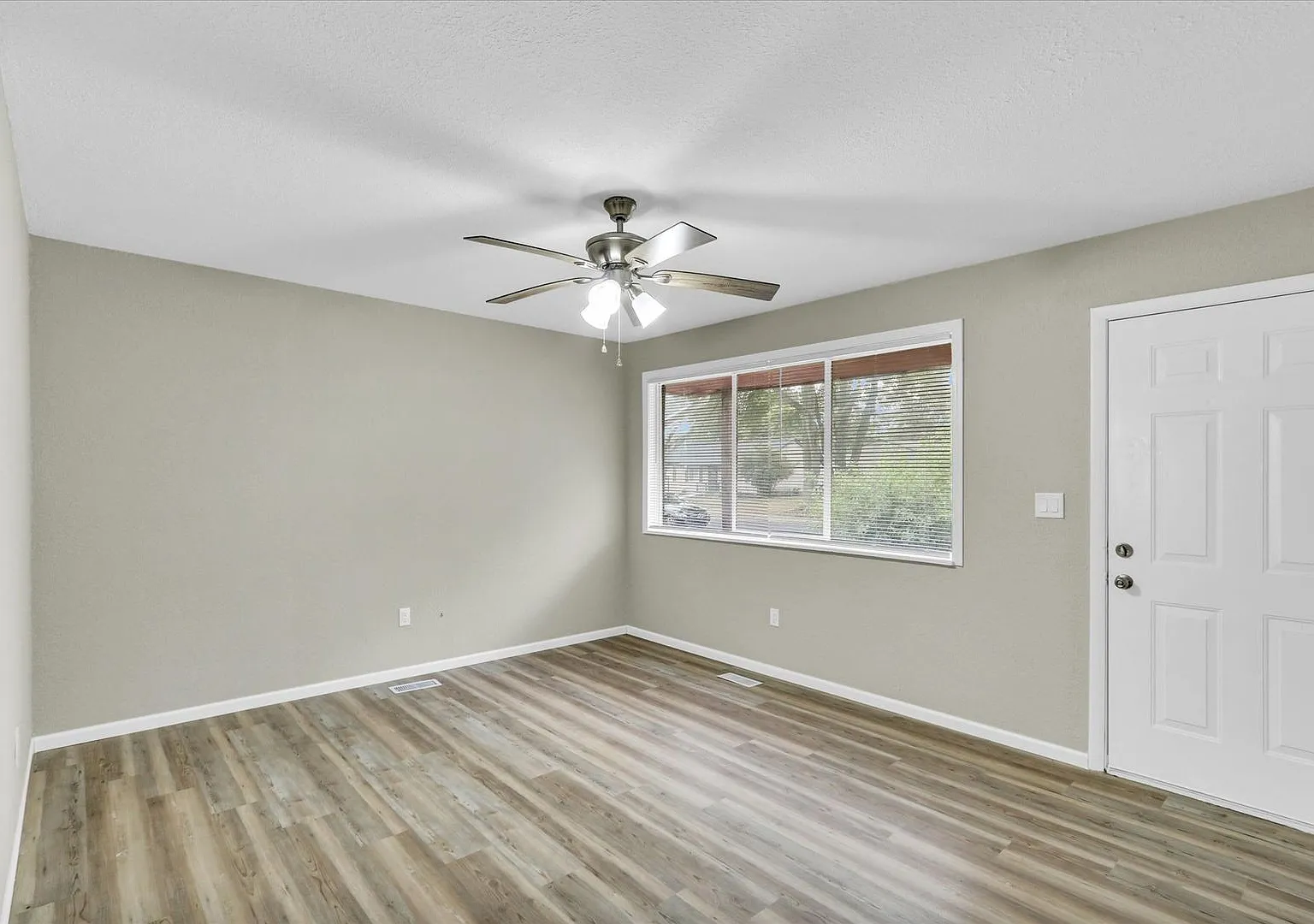 Complete Remodel! 3 Bedroom Home - Available November 2026 — Photo 4