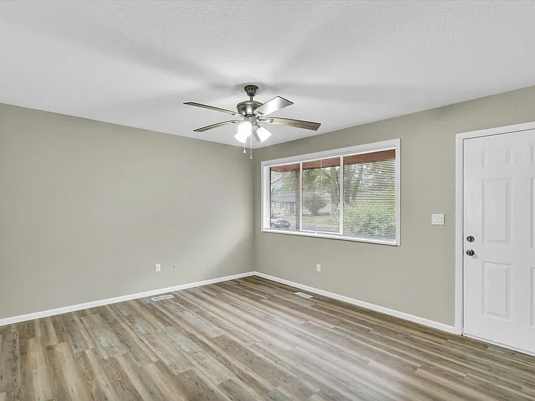 1306 Ellis Dr — Photo 4