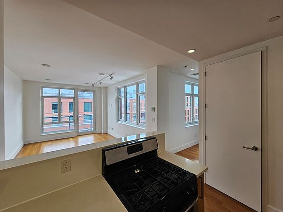 3rd image of 301 Sullivan Pl #Penthouse 7a