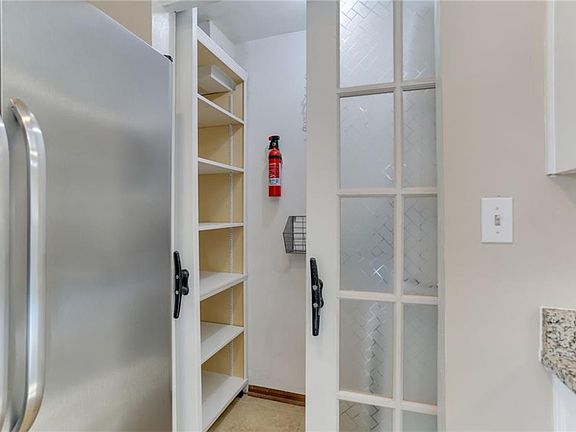 5th image of 829 Arondale Cres