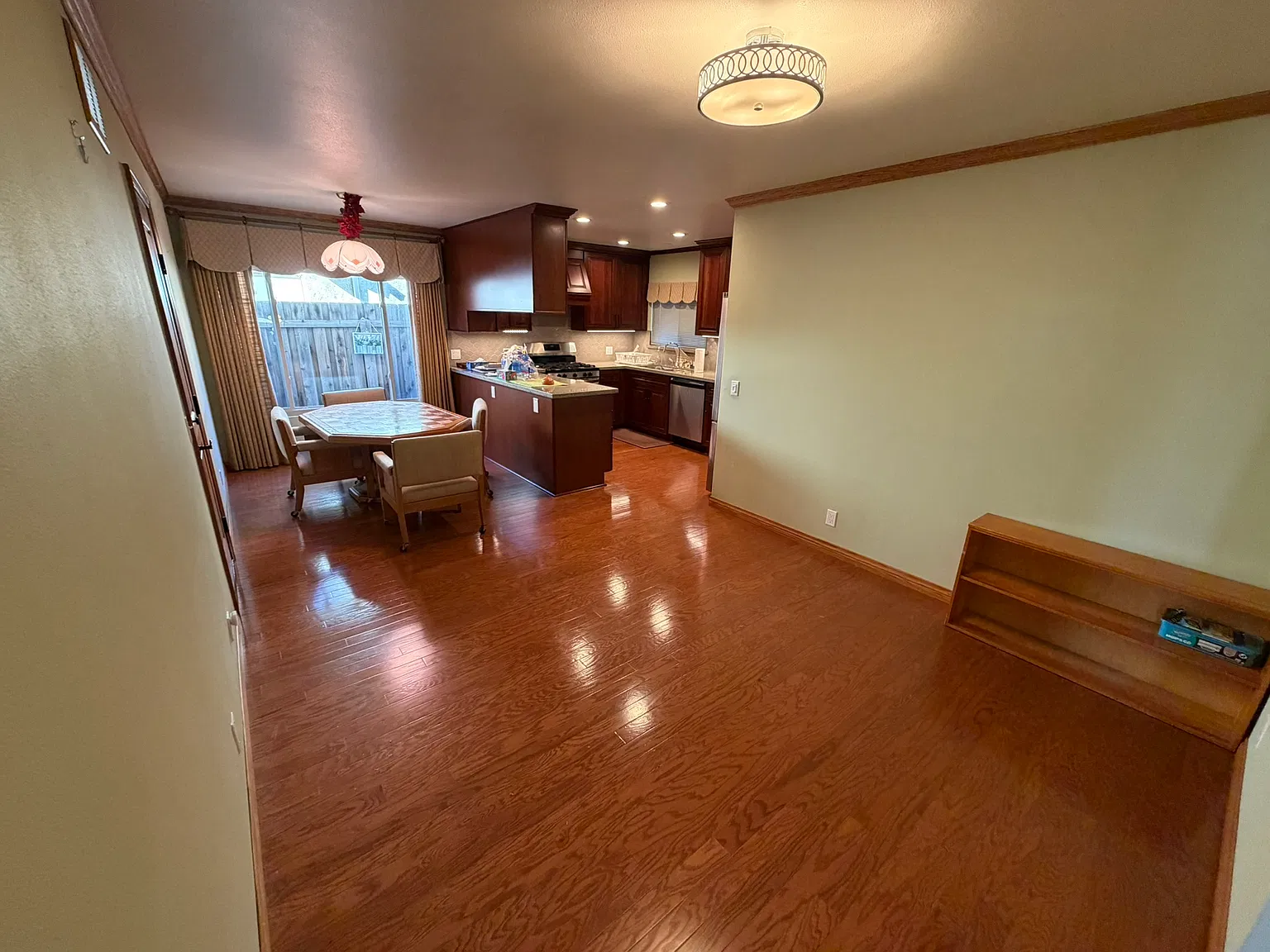 4 bed, 1687 sqft, $4,995 — Photo 2