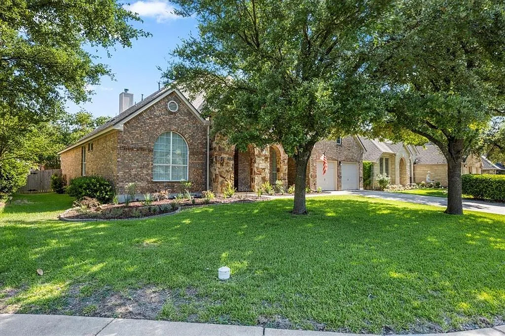 4 bed, 4.0 bath, 3090 sqft, $2,900 — Photo 1