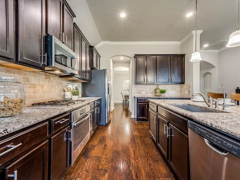 2417 Austin Ln — Photo 4