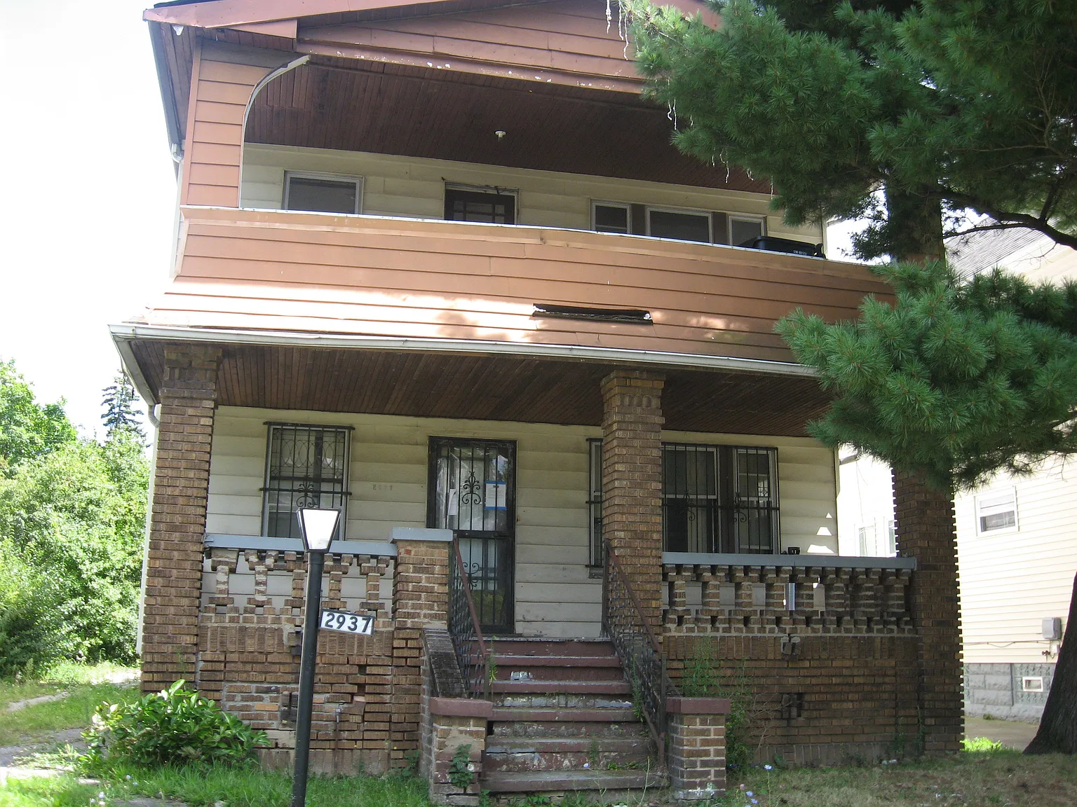 2937 E 128th St photo 1