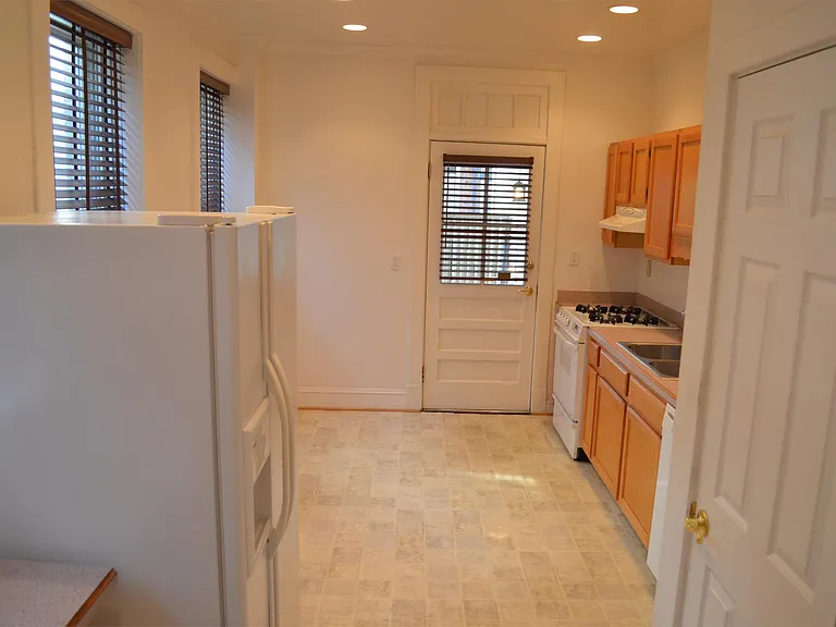 621 W Princess Anne Rd — Photo 2
