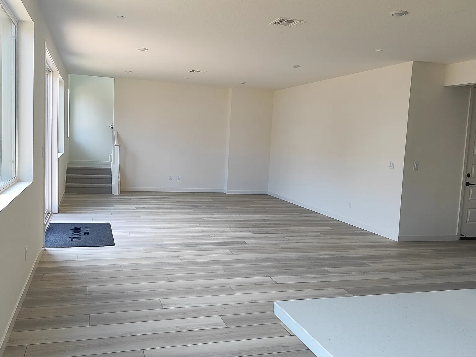4 bed, 2848 sqft, $5,300 — Photo 3