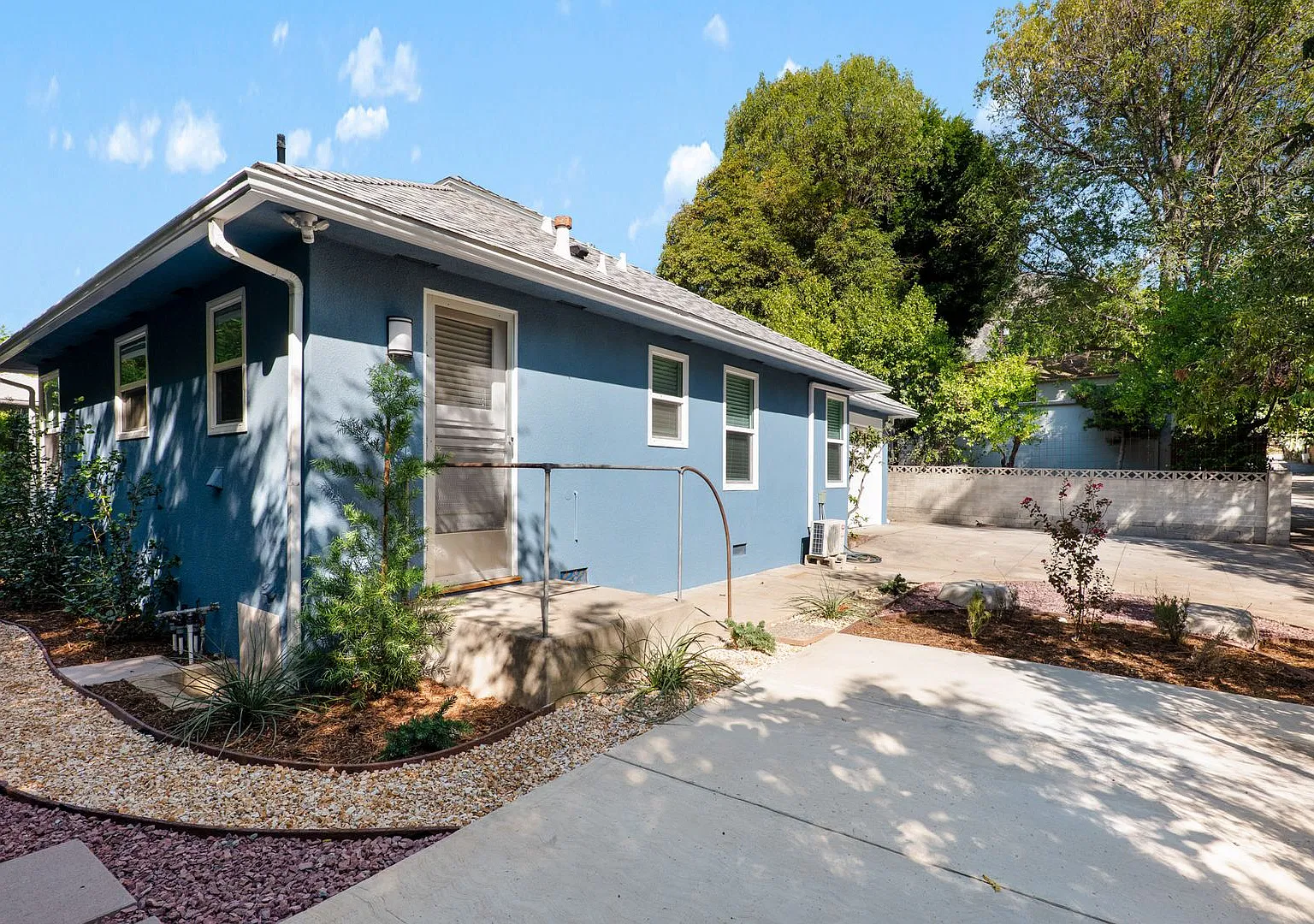 Adorable 1 Bed / 1 Bath Back House in Sierra Madre with Private Garage & In Unit Laundry — Photo 3