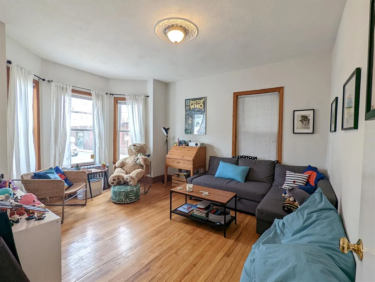 Building Photo - 392 Washington St #2