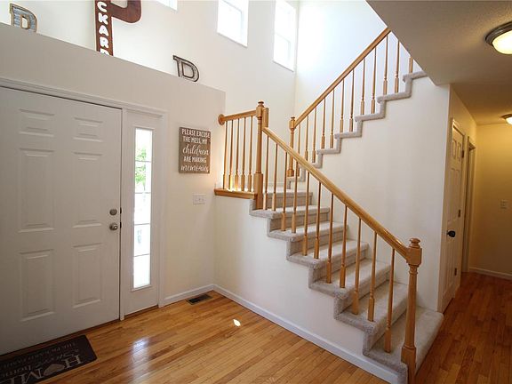 4th image of 101 Emerald Way W