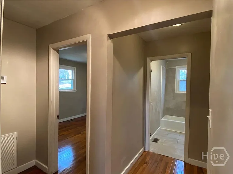 290 Baker St — Photo 5