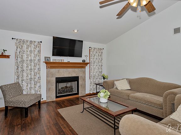 3rd image of 797 Irving Ave