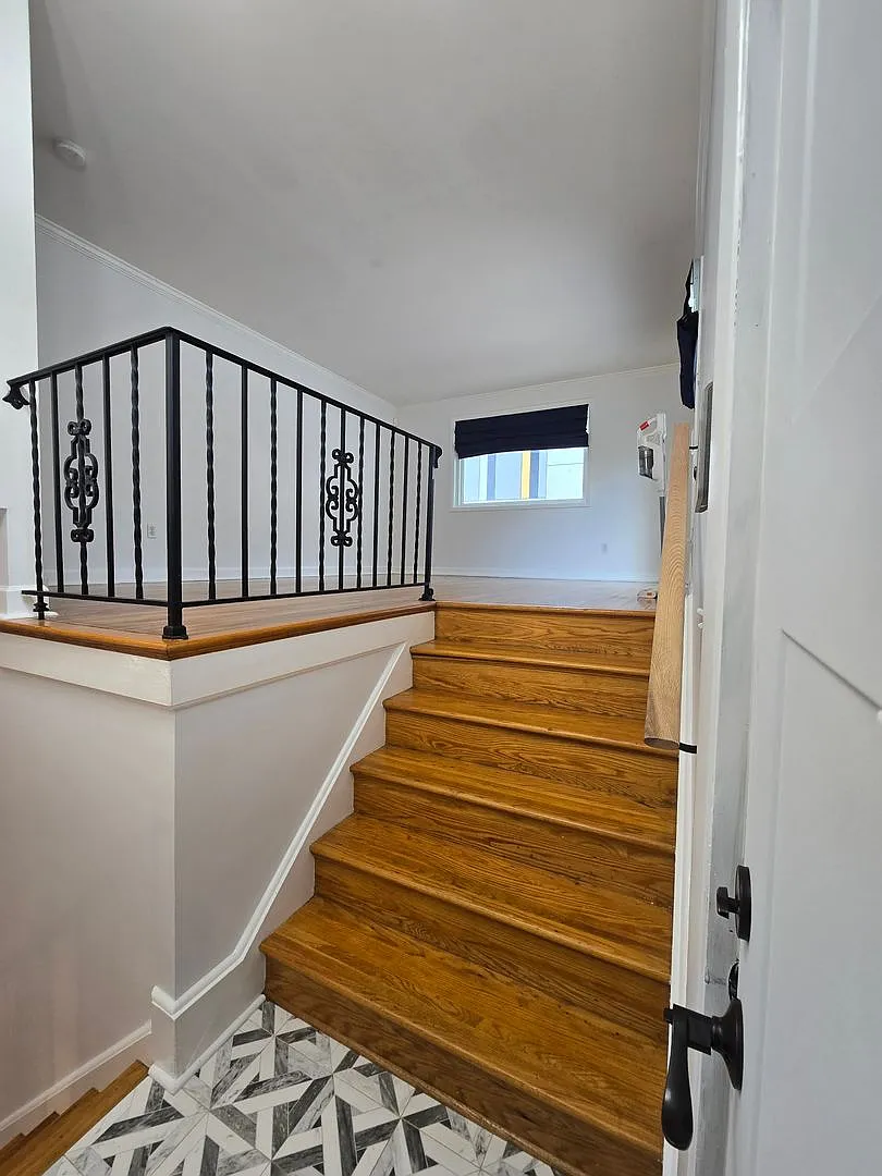 Spacious detached home walking distance to Metro — Photo 4