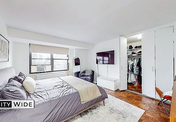 4th image of 240 E 82nd St APT 21F
