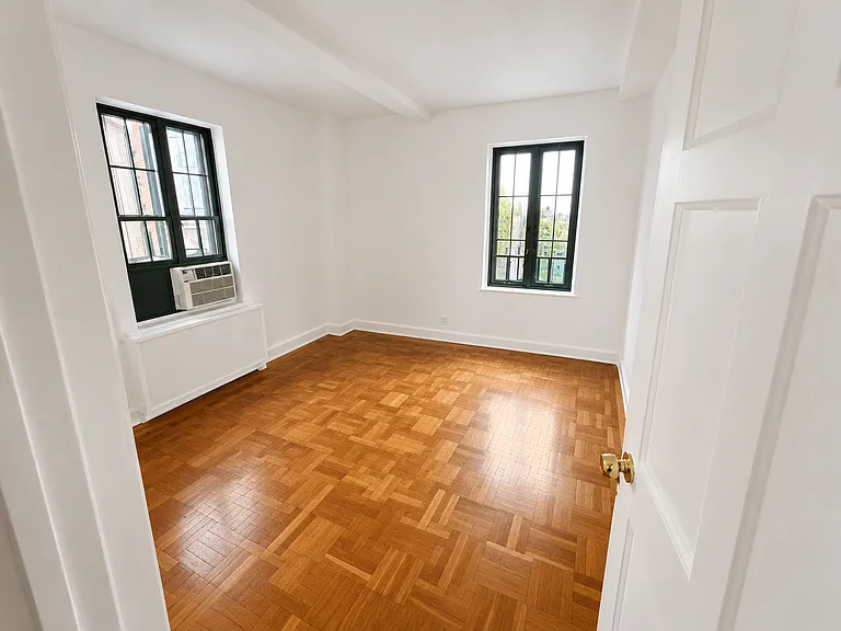 2059 McGraw Ave — Photo 3