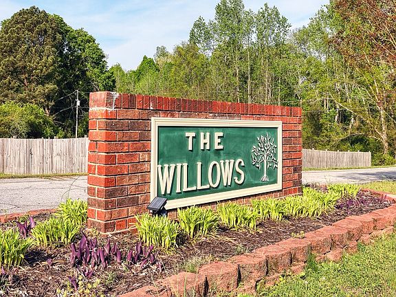 2nd image of 104 Willowbrook Rd