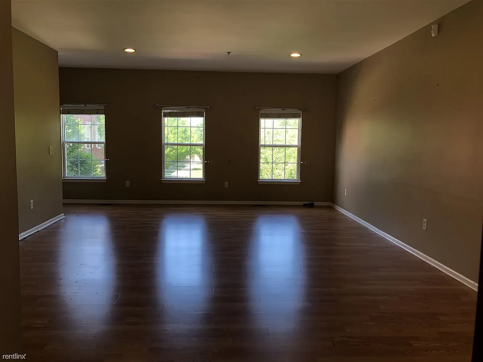 3 bed, 2.5 bath, 1800 sqft, $2,300 — Photo 1