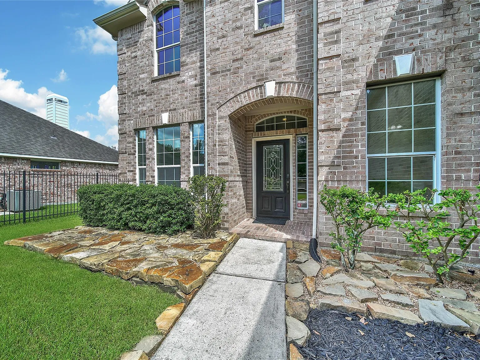 5 bed, 3.5 bath, 3594 sqft, $4,750 — Photo 2