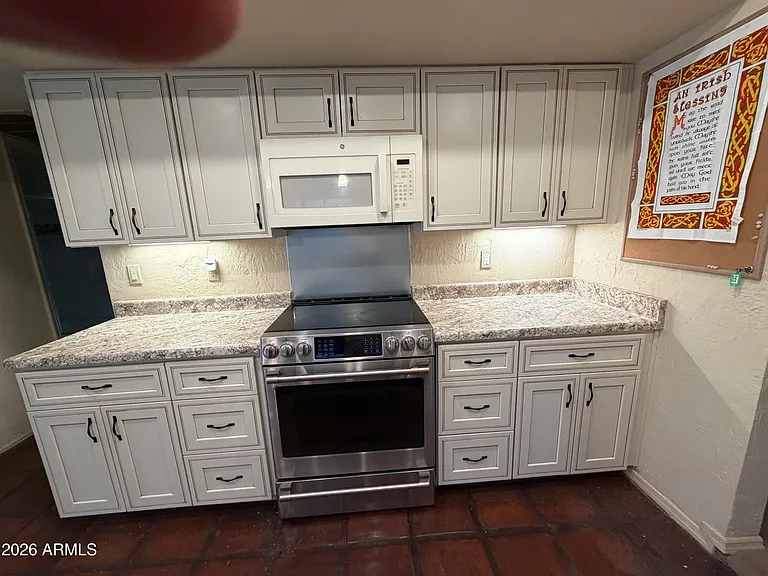 220 E Aster Dr — Photo 4