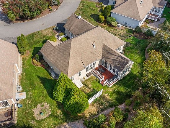 5th image of 12 Silver Brook Ln