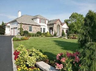 10 Dupont Ct, Dix Hills, NY 11746
