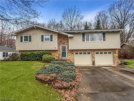 284 Old Oak Dr, Cortland, OH 44410