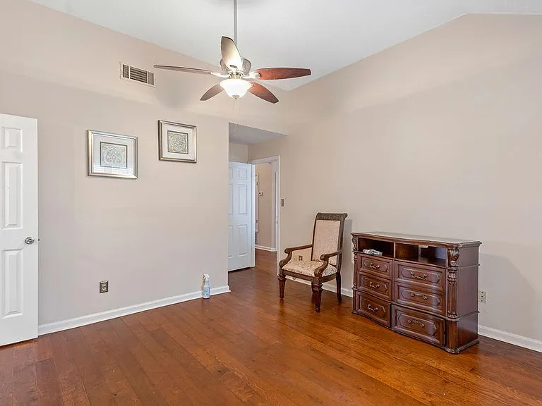 335 W Taylors Xing — Photo 13