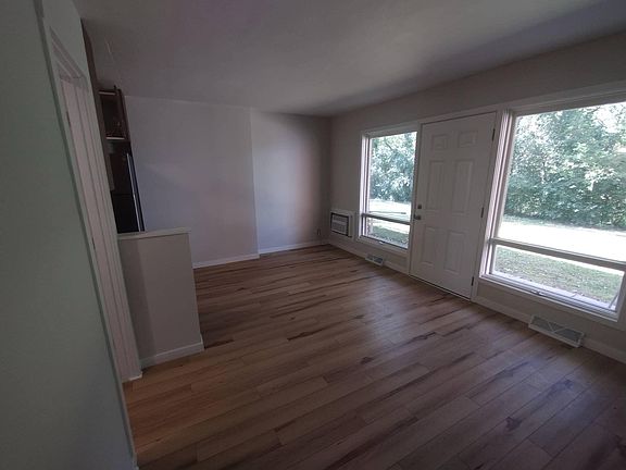 3rd image of 3420 S Beaumont Ave #3