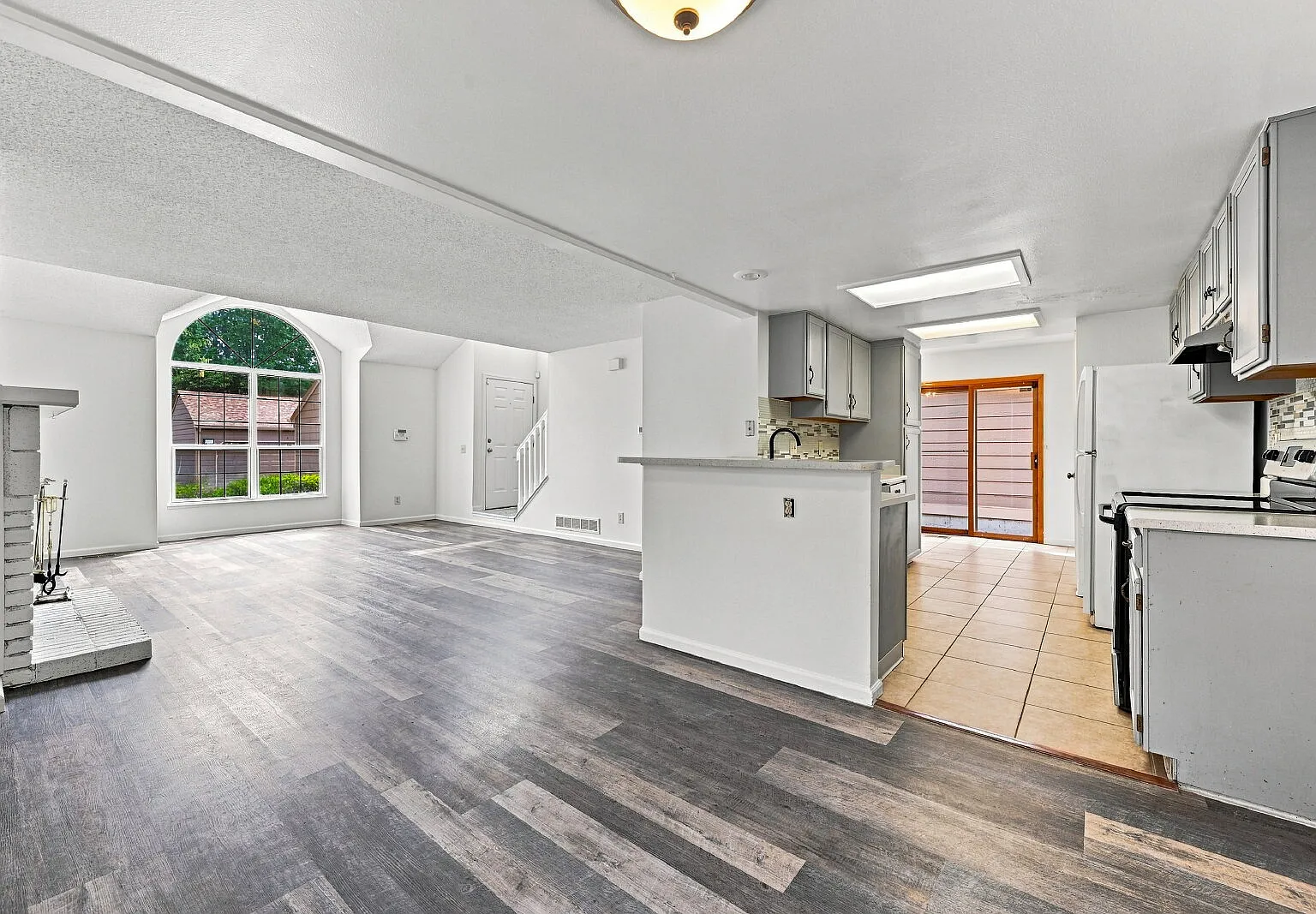 2 bed, 2.5 bath, 1321 sqft, $2,396 — Photo 3