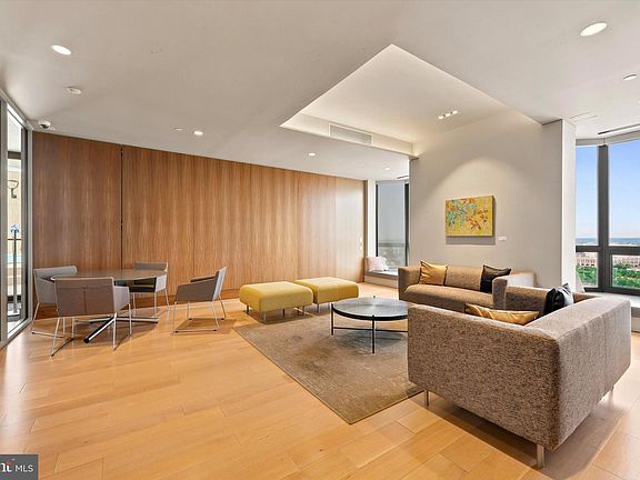 4th image of 2018 Walnut St #32-23J