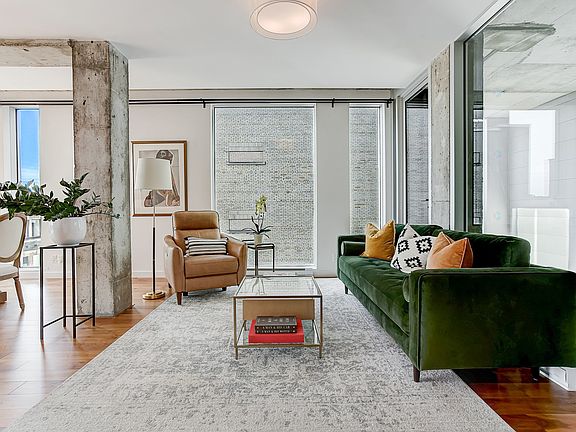 4th image of 221 Rue St #1202