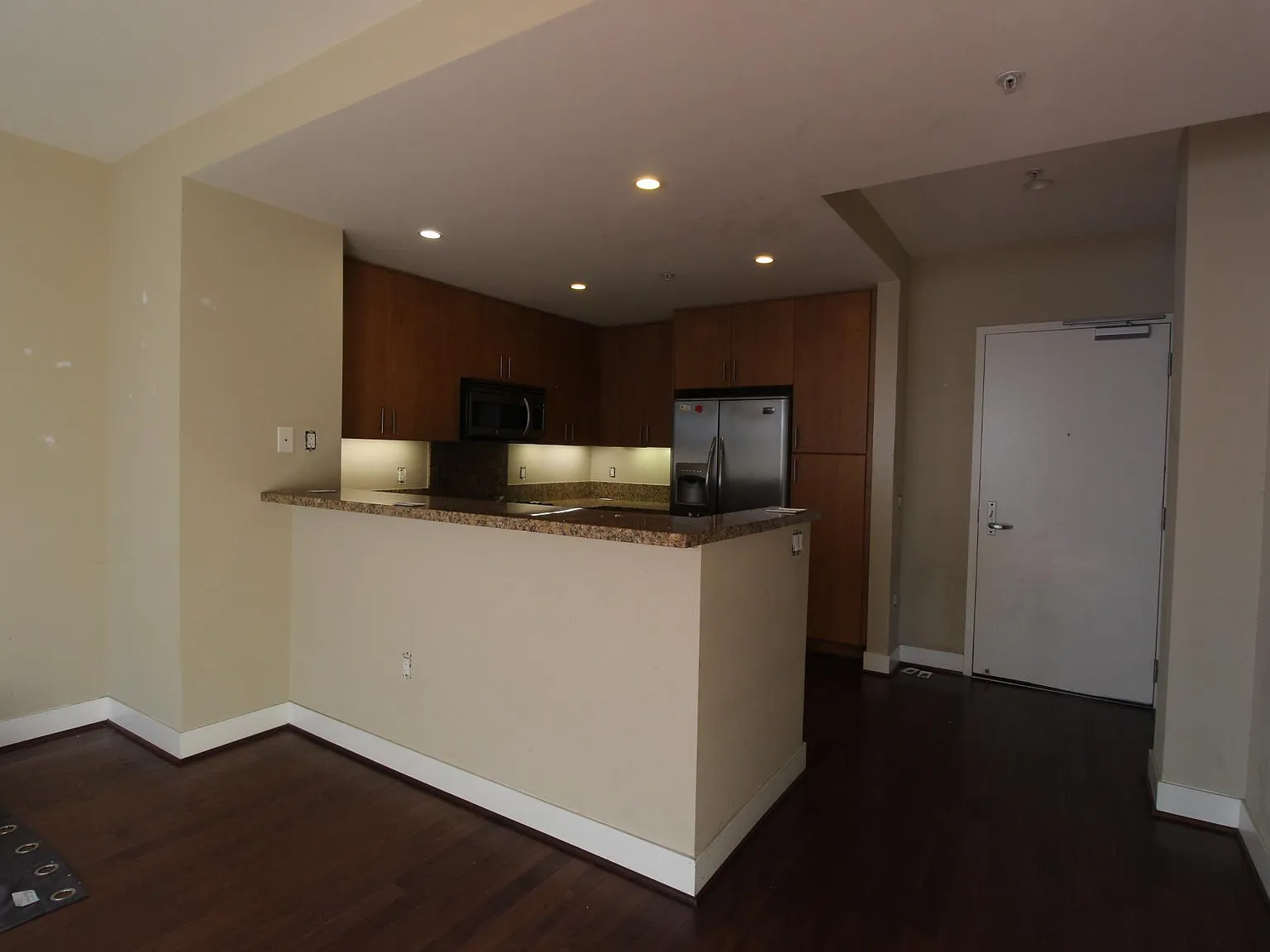 1 bed, 802 sqft, $2,400 — Photo 3