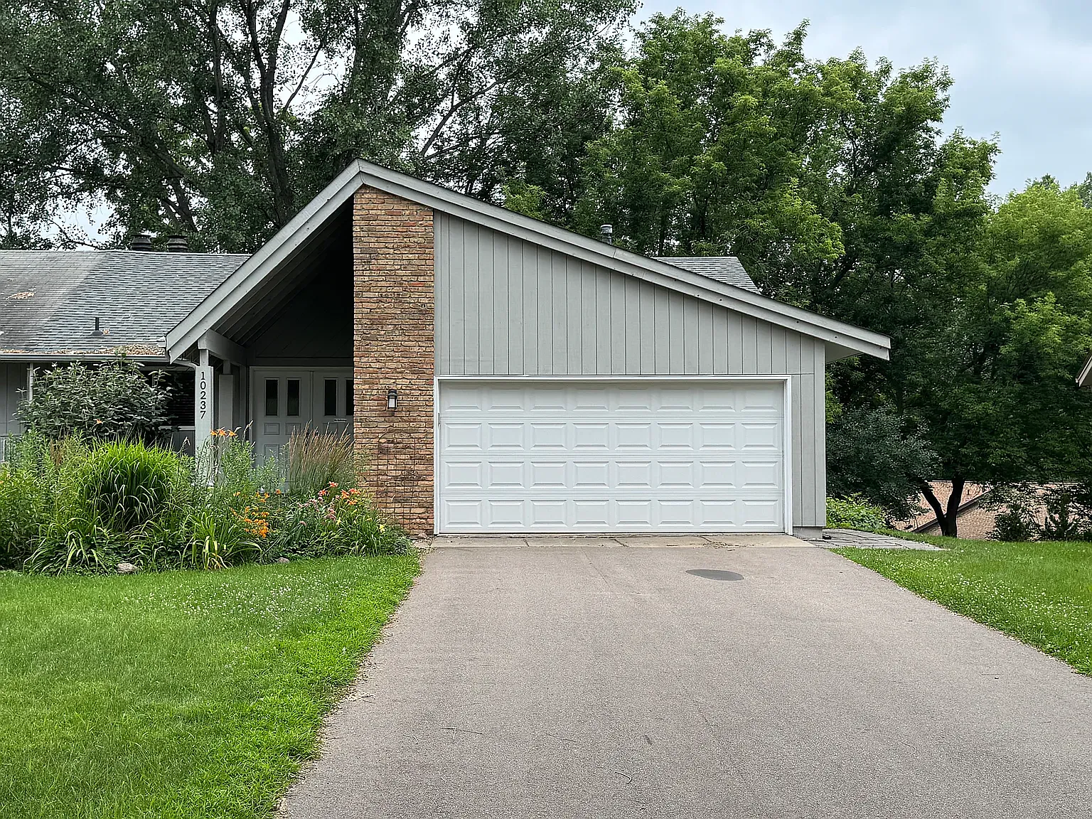 4 bed, 1922 sqft, $2,900 — Photo 1