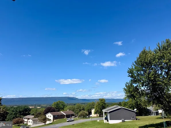 4 Buckingham Dr, Chambersburg, PA 17201