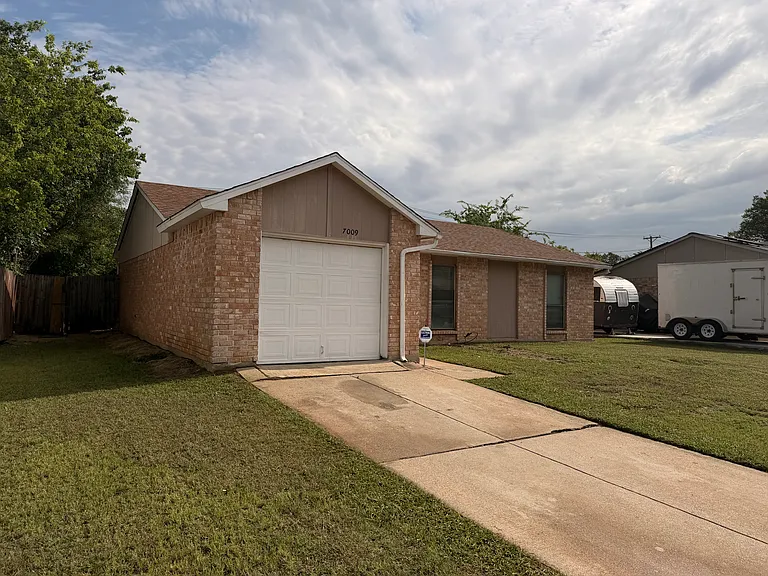 7009 Greenview Cir N — Photo 2